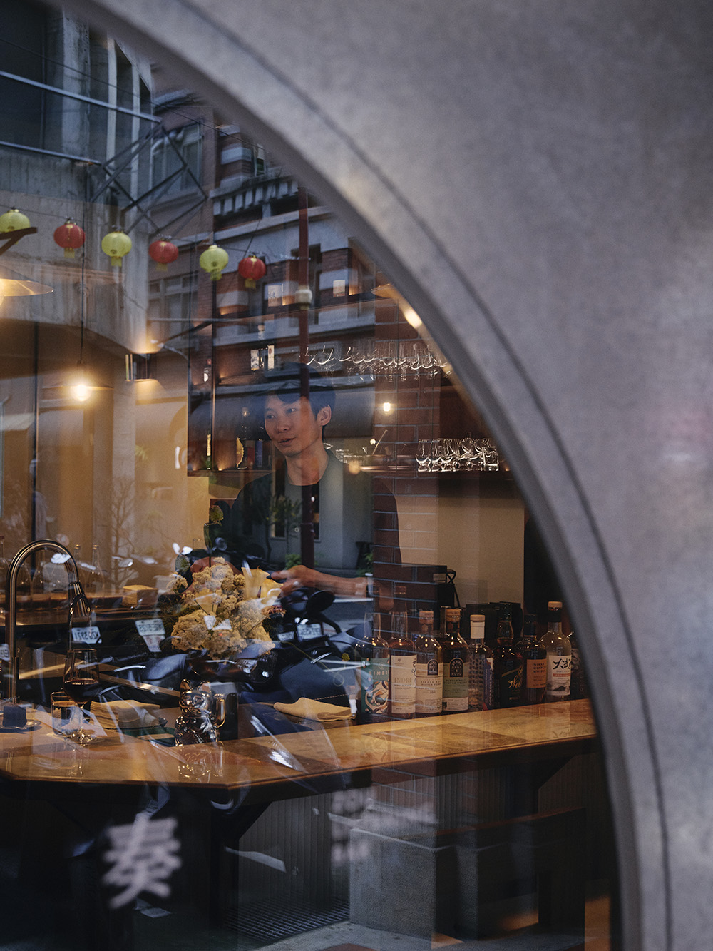 「奏ZOU Listening Bar」每天在迎来首位顾客前，店主周郁然总会独自播放贝多芬弦乐四重奏第132号第3乐章，让乐声成为开门的仪式。