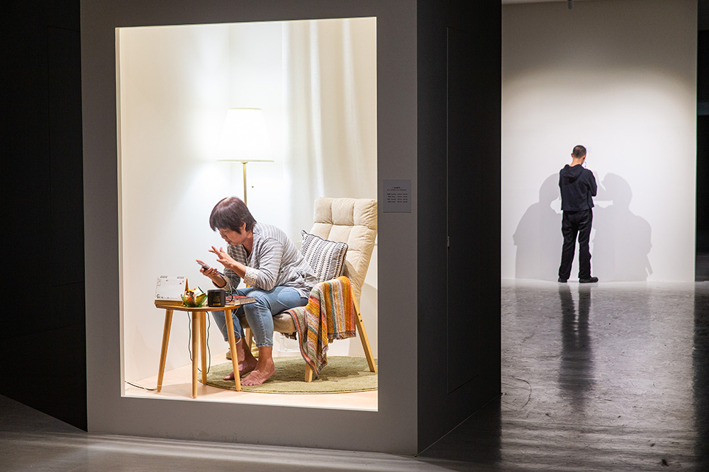 2025臺北美術獎優選：明日和合製作（洪千涵、張剛華）《母親凝視過你》，2025，現場展演，尺寸依場地而定。