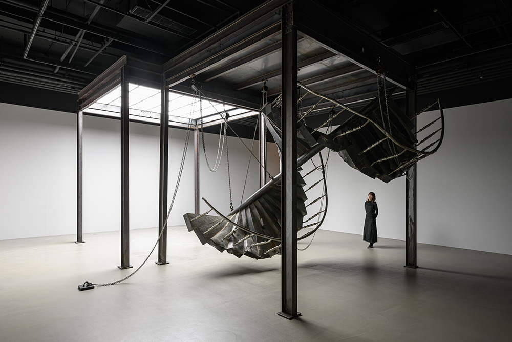 邱承宏以雕塑《失衡的螺旋》回應花蓮0403地震災後待解消的情緒與壓力。