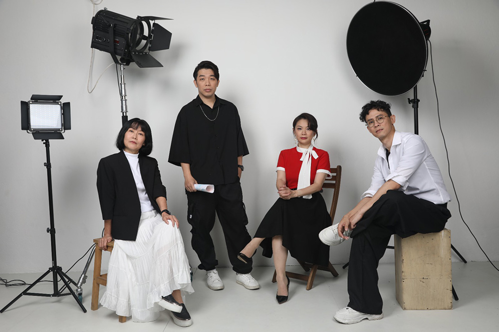 一部獨角戲動用3位編導上陣,是檳城中文劇壇頭一遭。左起陳愛镟、梁文輝、演員張曉晶、王涵倫。