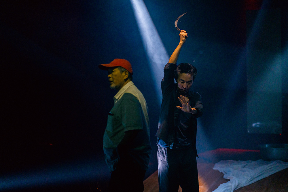 王墨林與白大鉉於《祭典．馬克白》排練現場。