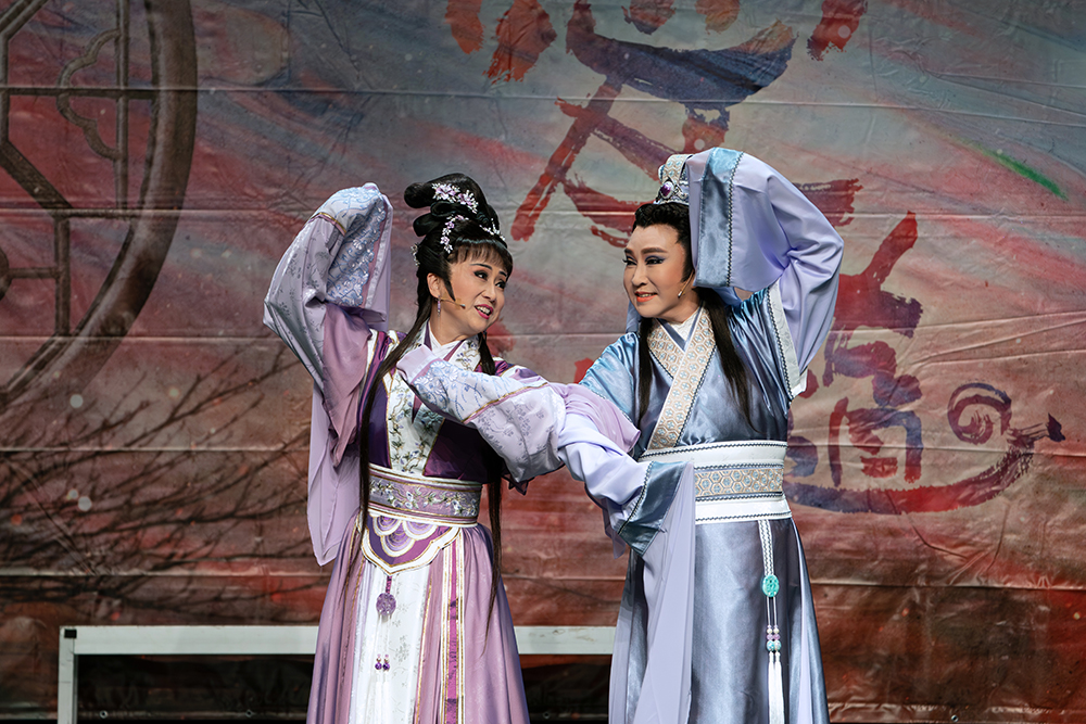 第一世由許亞芬（右）飾演萬杞梁，張孟逸（左）飾演孟姜女。圖為《愛。相隨？》粉絲見面會現場。