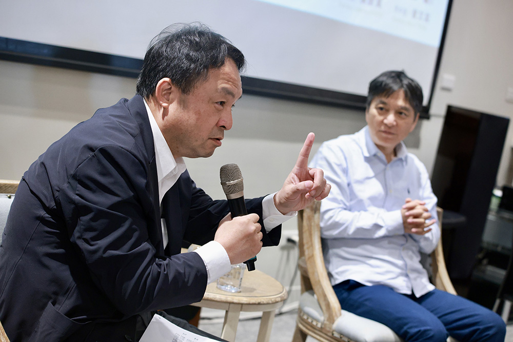 NTSO團長歐陽慧剛（左）與首席客席指揮水藍（右）。