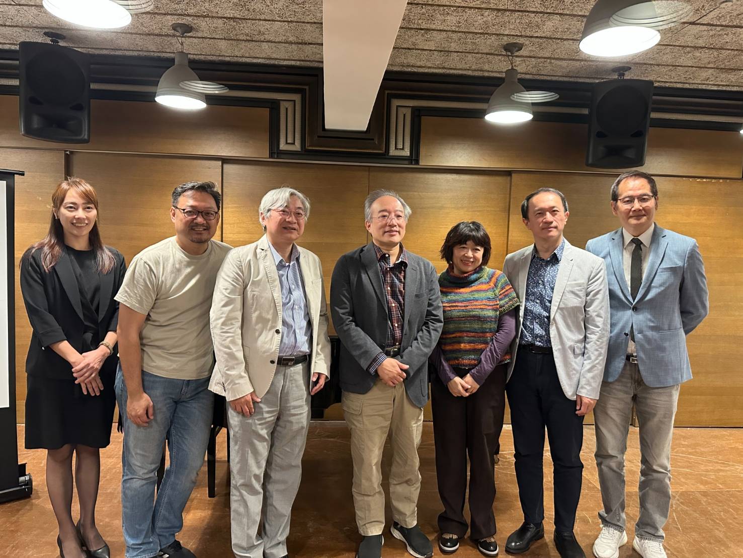 台北愛樂管弦樂團「千人同慶—TPO 40周年系列」音樂會記者會現場,與會嘉賓合影,右四為首席指揮林天吉,右三為女高音林慈音。