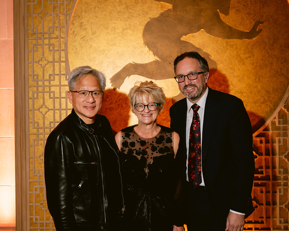 黃仁勳夫婦樂捐舊金山歌劇院，由總監Matthew Shilvock代表接受。