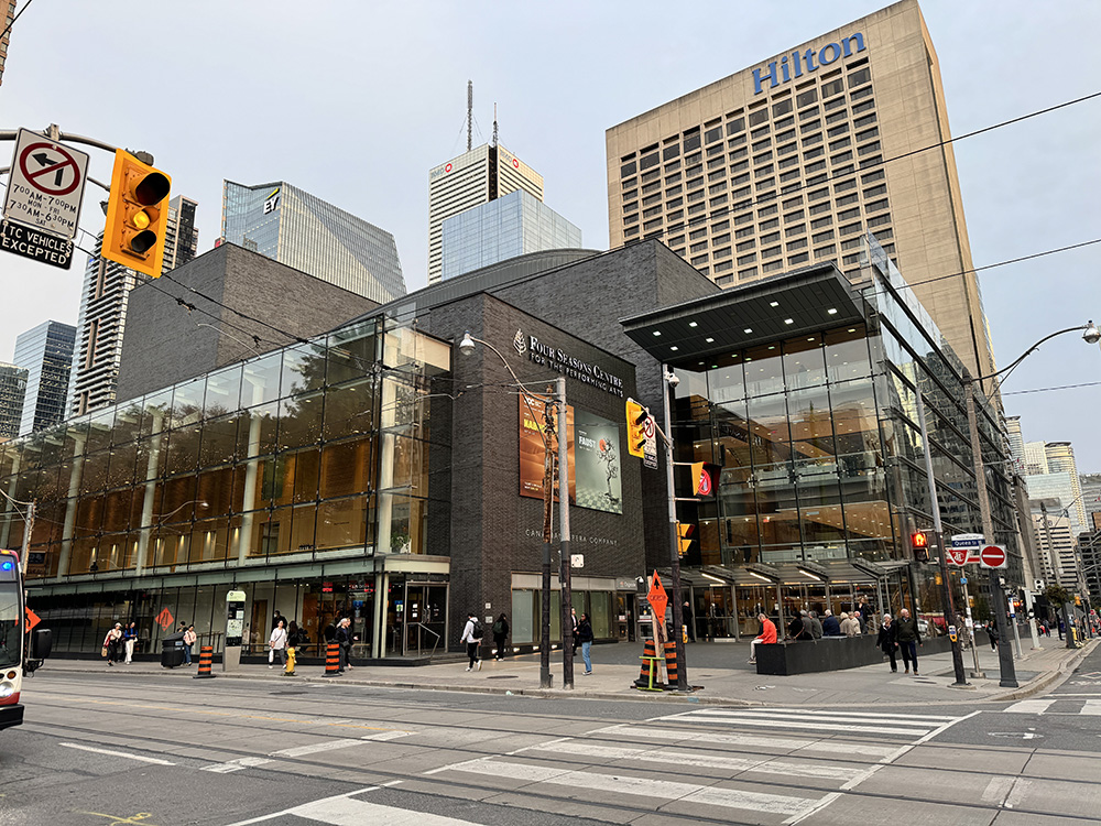 四季表演藝術中心位於多倫多市區皇后街與大學路的交界，2006年才開幕，由加拿大歌劇團營運。