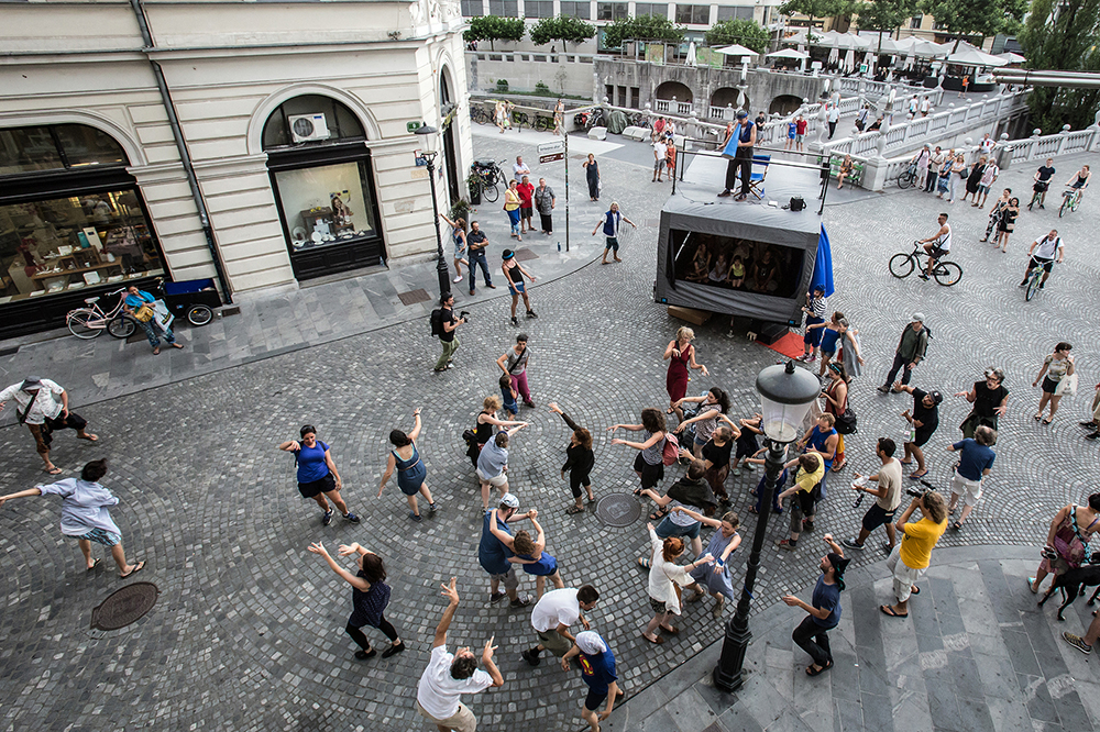 将真实的城市空间转化为表演舞台,是本届艺术节引人注目的亮点之一,如瑞士全景电影院剧场在广场搭建旋转结构,观众步入其中,外部环境借由景框化为「即时电影」。