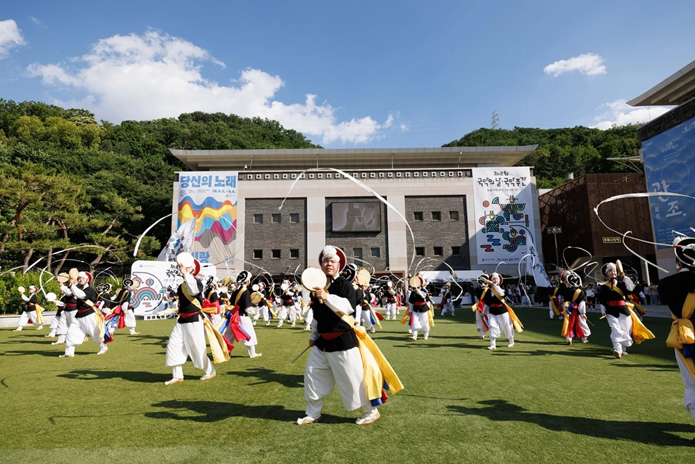 「國樂日」當天在國立國樂院廣場前展開的慶祝演出。