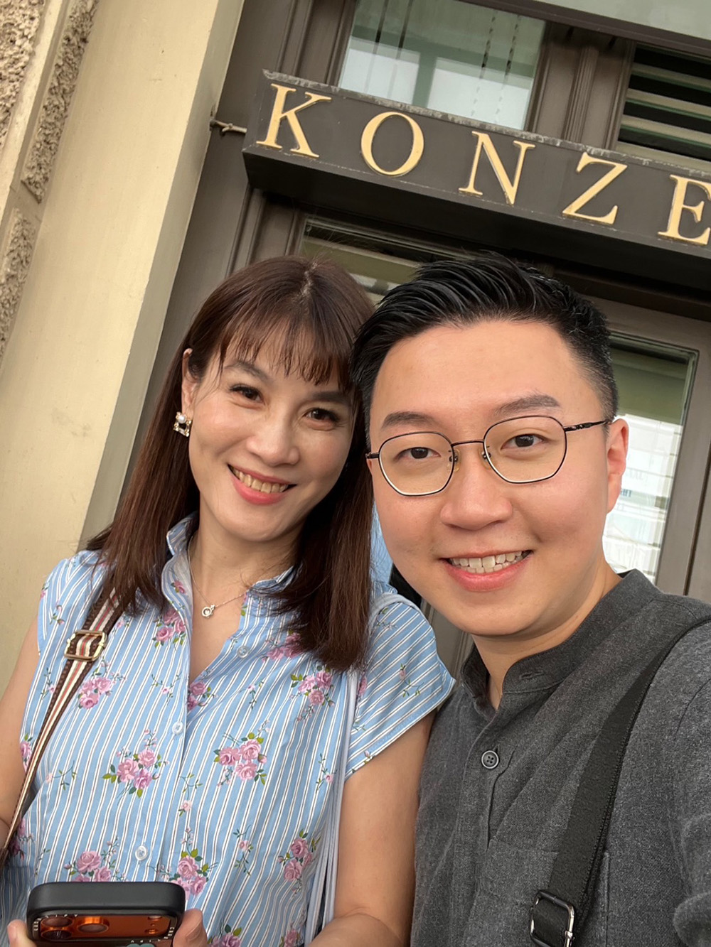 張舒然（左）與蕭奕飛（右）不但是樂團同事，也是拍攝自媒體的好夥伴。