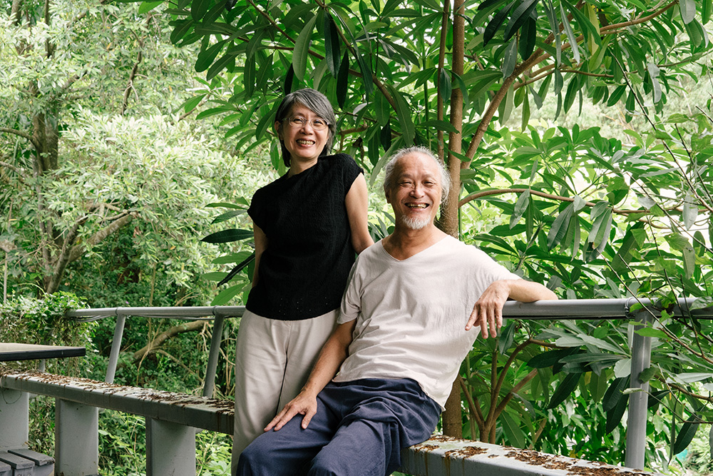 金枝演社創辦人王榮裕（右）與游蕙芬（左）。