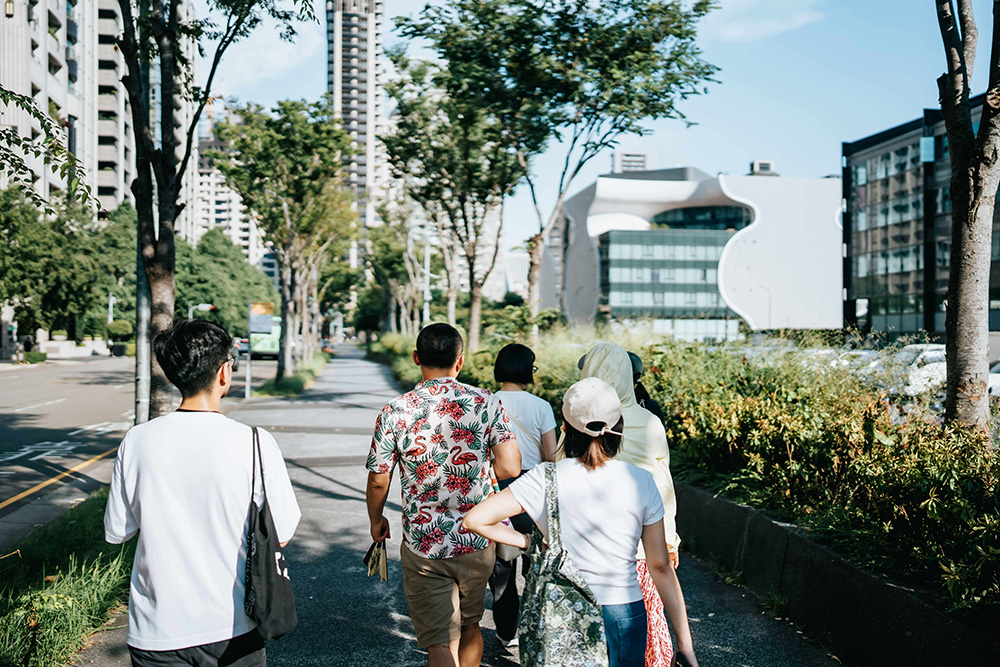 《浮聲之城》第一階段「城市之旅」體驗發生在戶外，透過手機APP，讓觀眾在城市漫步時，用手機播放出不同聲部。