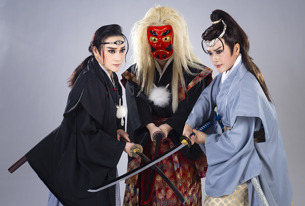《金銀天狗》宣傳照，左起：何佩芸（飾元虎）、陳書涵（飾卜吉戴天狗面具）、陳昕宇（飾楊玉郎）。