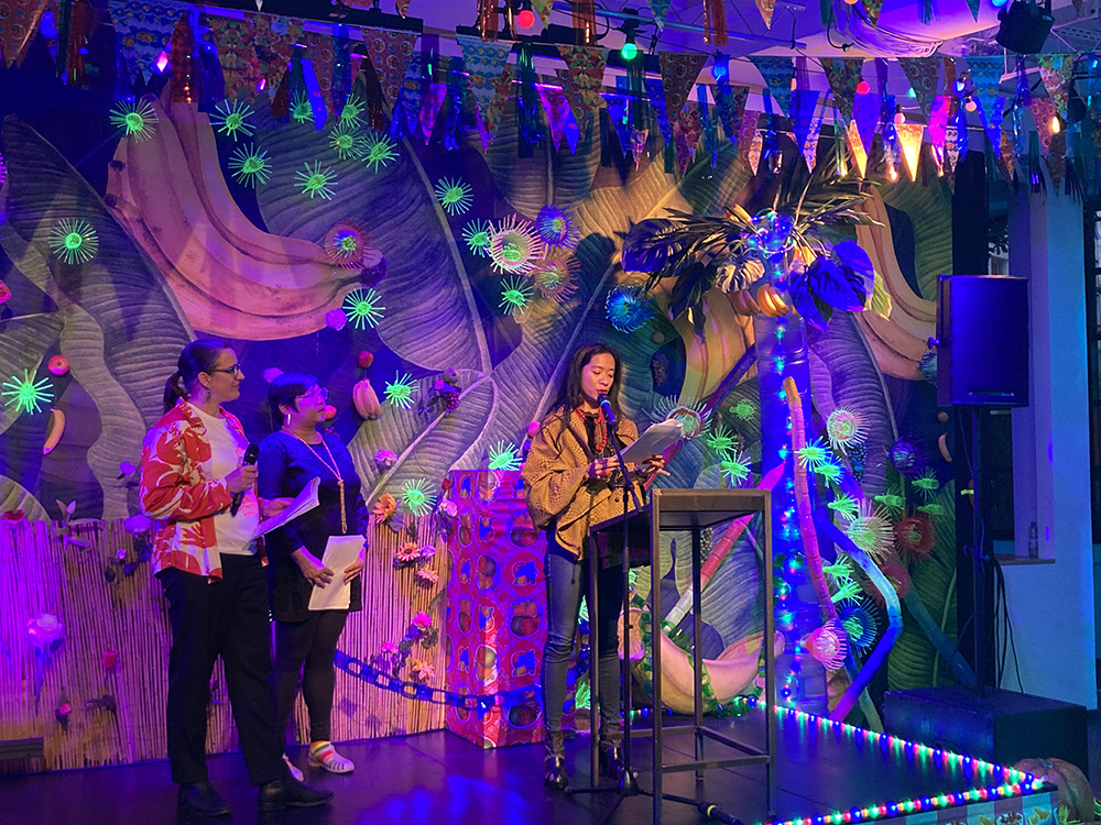 編舞家暨藝術節策展人艾薩．霍克森在開幕時致詞。