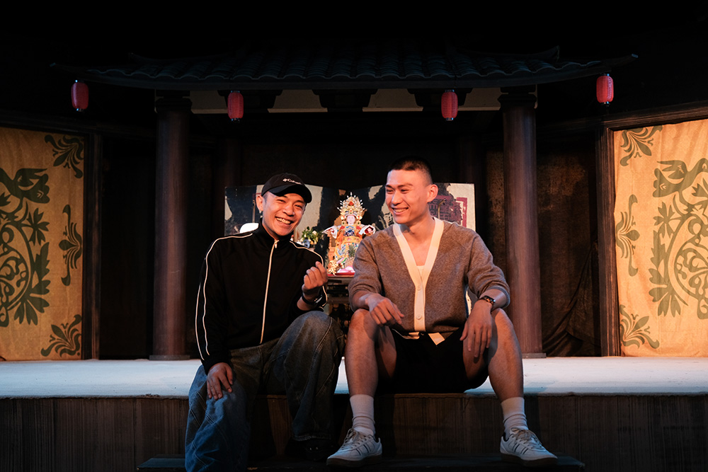 興傳奇青年劇場團長朱柏澄（右）與武旦演員楊瑞宇（左）。