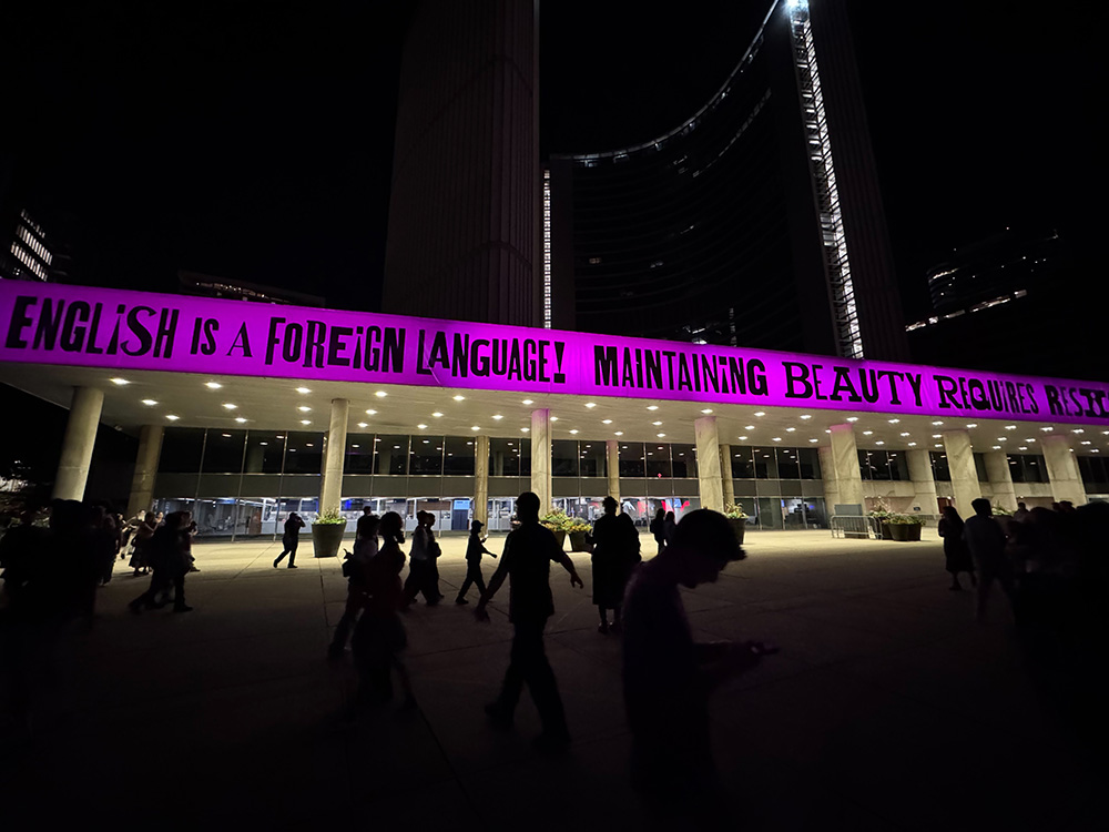 Demian DinéYazhi’的《守護神聖之聲》在市政府大樓外展出，顯得突出且諷刺。