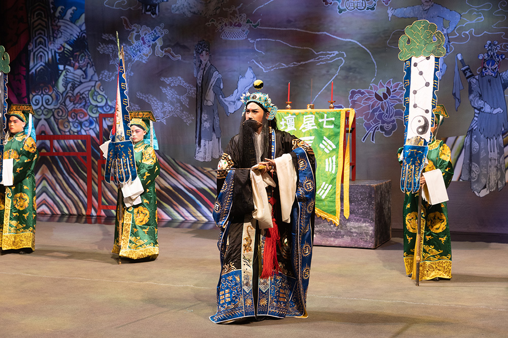 《華容道》中，吳承恩飾演孔明（中）。