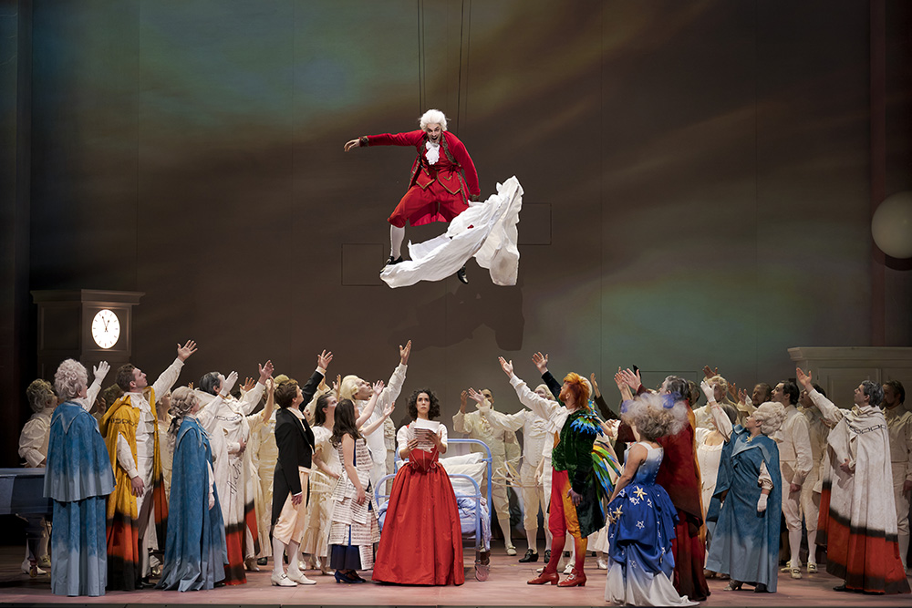 莫札特去世靈魂昇華後脫去白色外衣，穿著經典的紅色外衣於空中翻騰，象徵其精神透過音樂仍長存於世，再次呼應「永恆之光」。