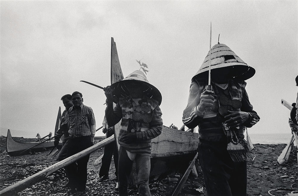 關曉榮《以嚴肅的儀式召喚神祕的天賜》，1987。