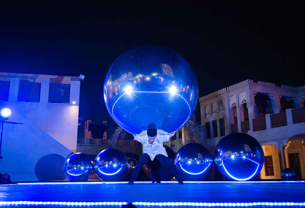 活動期間的戶外演出《Maybe Tomorrow》。