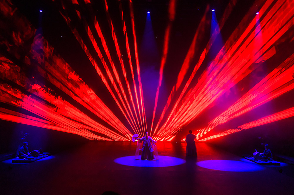 《看．见沈清》结合多媒体、灯光、实验声响的创新舞台语汇。