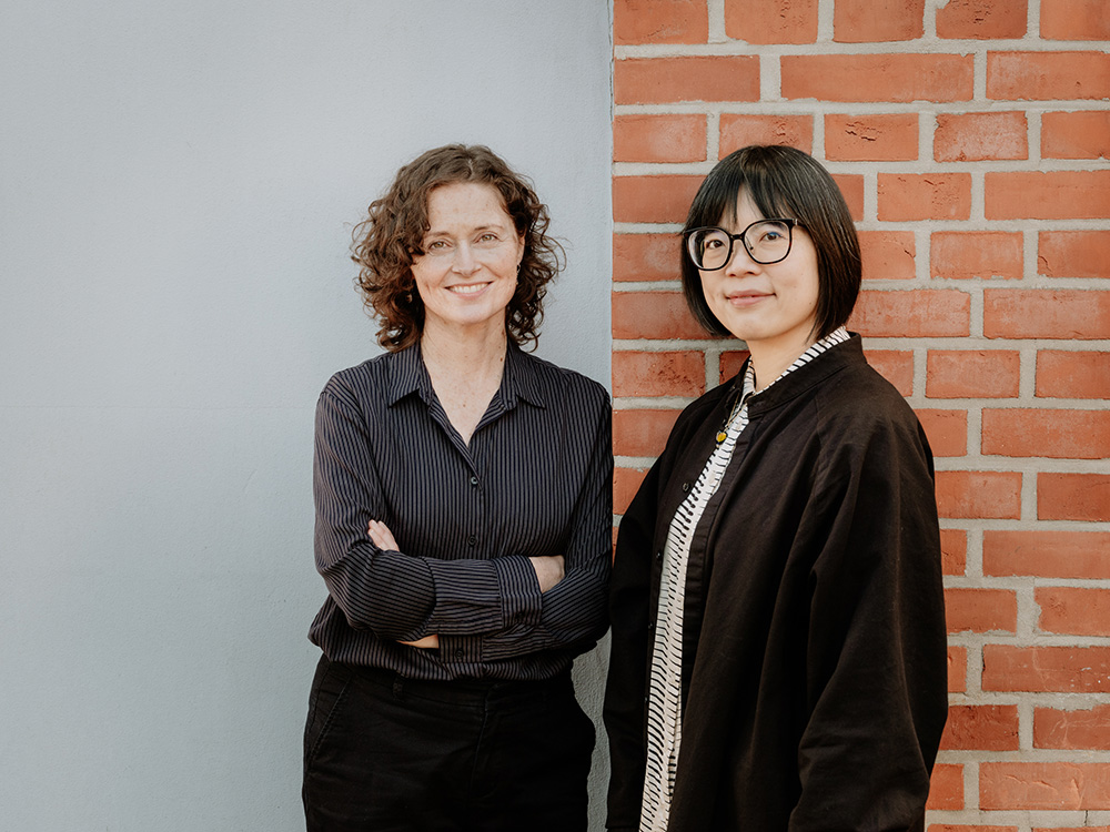德國舞蹈三年展（Tanztriennale）策展人張欣怡（右）與Monica Gillette（左）。