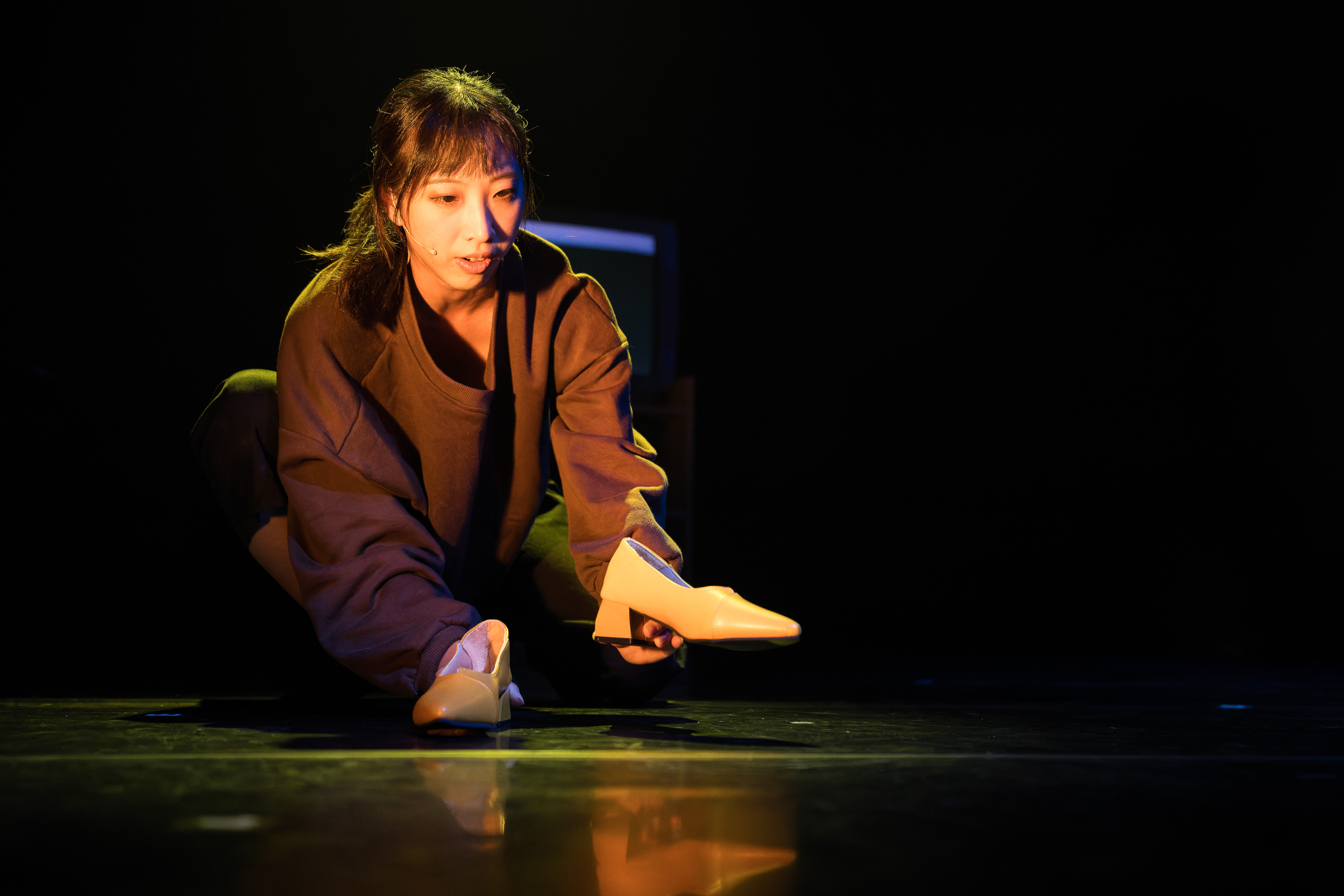 《打人的狗》是一齣從家庭記憶出發的單人劇場作品,透過舞蹈經驗、語言學習、文化認同的碰撞與迷失,拼湊出台灣近30年來的社會與世代轉變。