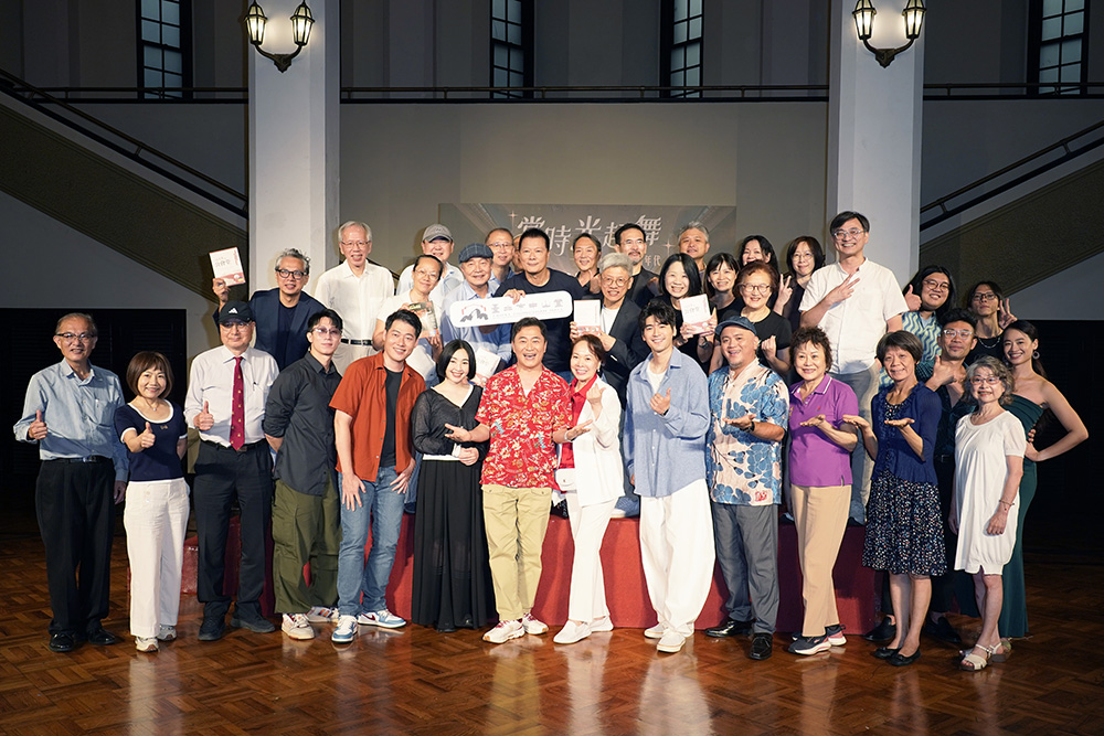 臺北市中山堂90周年戲劇演出《當時光起舞》啟售暨系列活動宣告記者會貴賓與演員大合照。