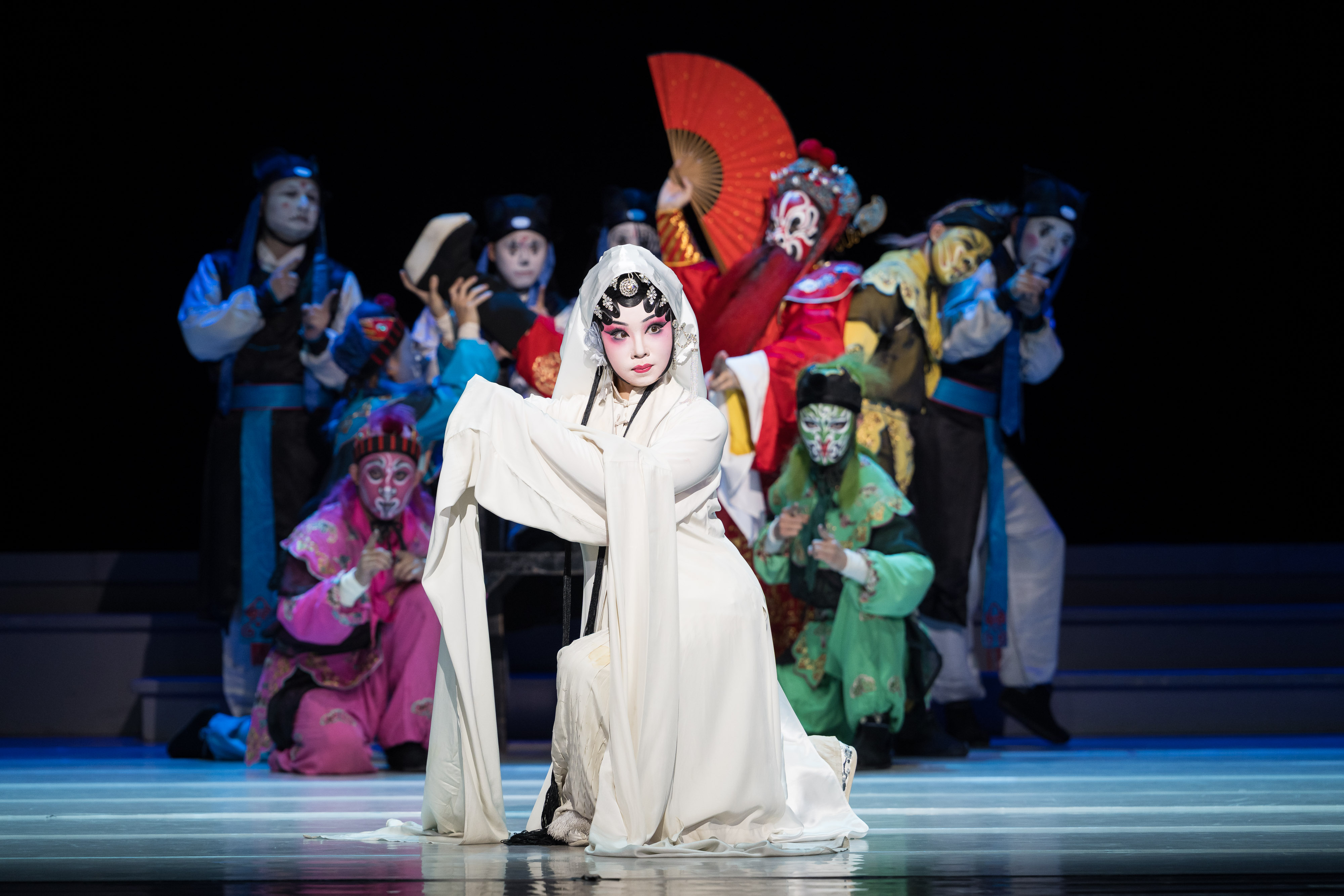 校园青春版《牡丹亭》延续以现代美学诠释传统昆曲的精神，让经典在新世代中持续绽放。