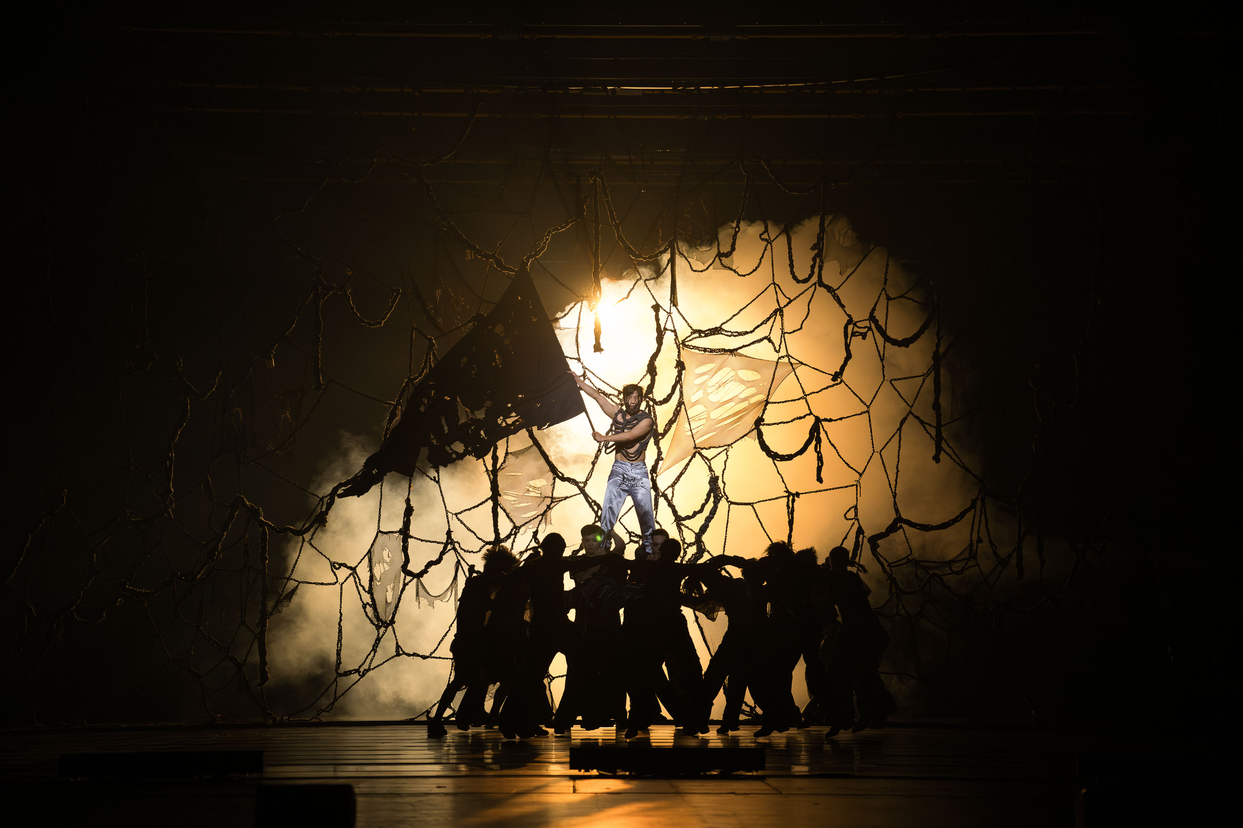 《網》試圖以當代舞蹈作為編織社會記憶與現實感知方式，回應當今世界所面臨的撕裂與動盪。