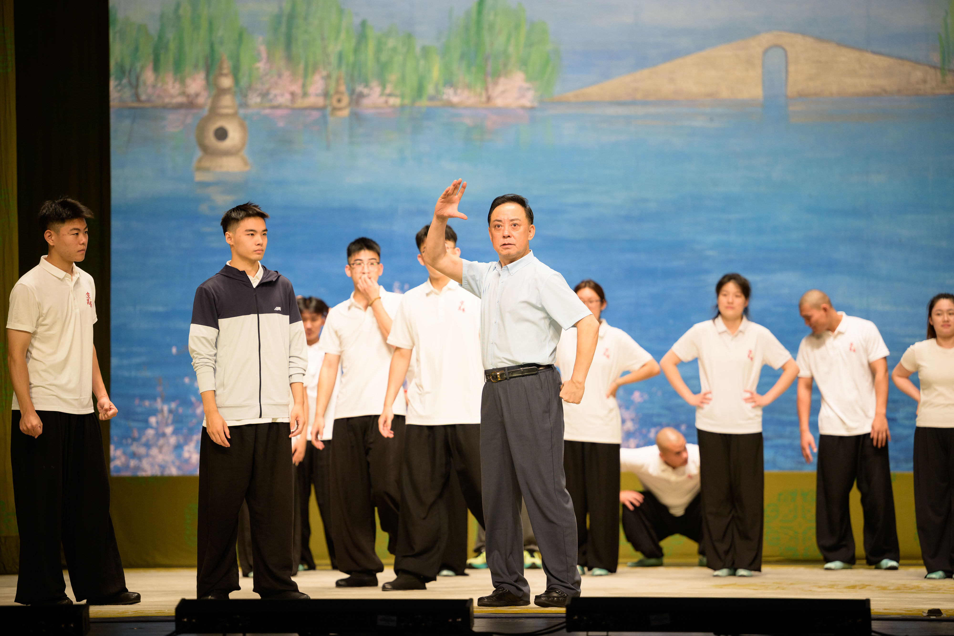 于魁智作為國家京劇院的著名老生演員，不僅在舞台上展現精湛技藝，更是悉心栽培年輕演員。在舞台上，經常能看到他耐心地為學生糾正身段動作，講解人物內心，強調「戲比天大」的敬業精神。