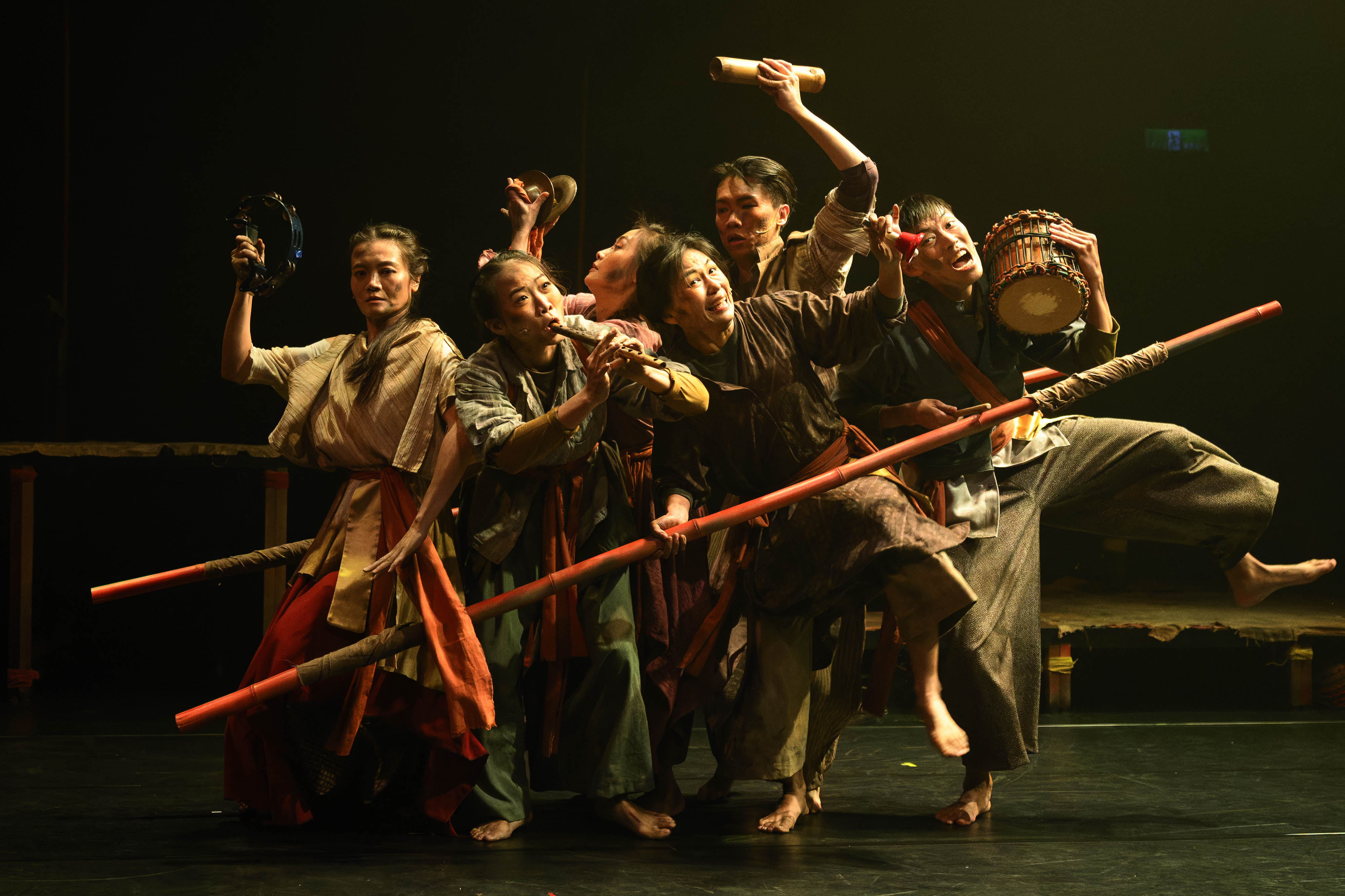 《眾神的國籍》題材發想自二戰日本帝國東亞殖民下各種失去官方身份的移動者,七位演員與一位聲響創作者共譜,以寓言體呈現無國籍、國家、神明宗教儀式中人群與空間、歷史與神話之間,戰後被剝離時空的人們戰後的生存狀態。