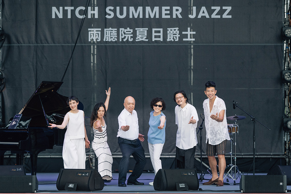 现场演出，左起音乐家彭郁雯、歌手李竺芯、台新银行文化艺术基金会董事长郑家钟、国家两厅院艺术总监邱瑗、音乐顾问谢明谚、音乐家陈国华。