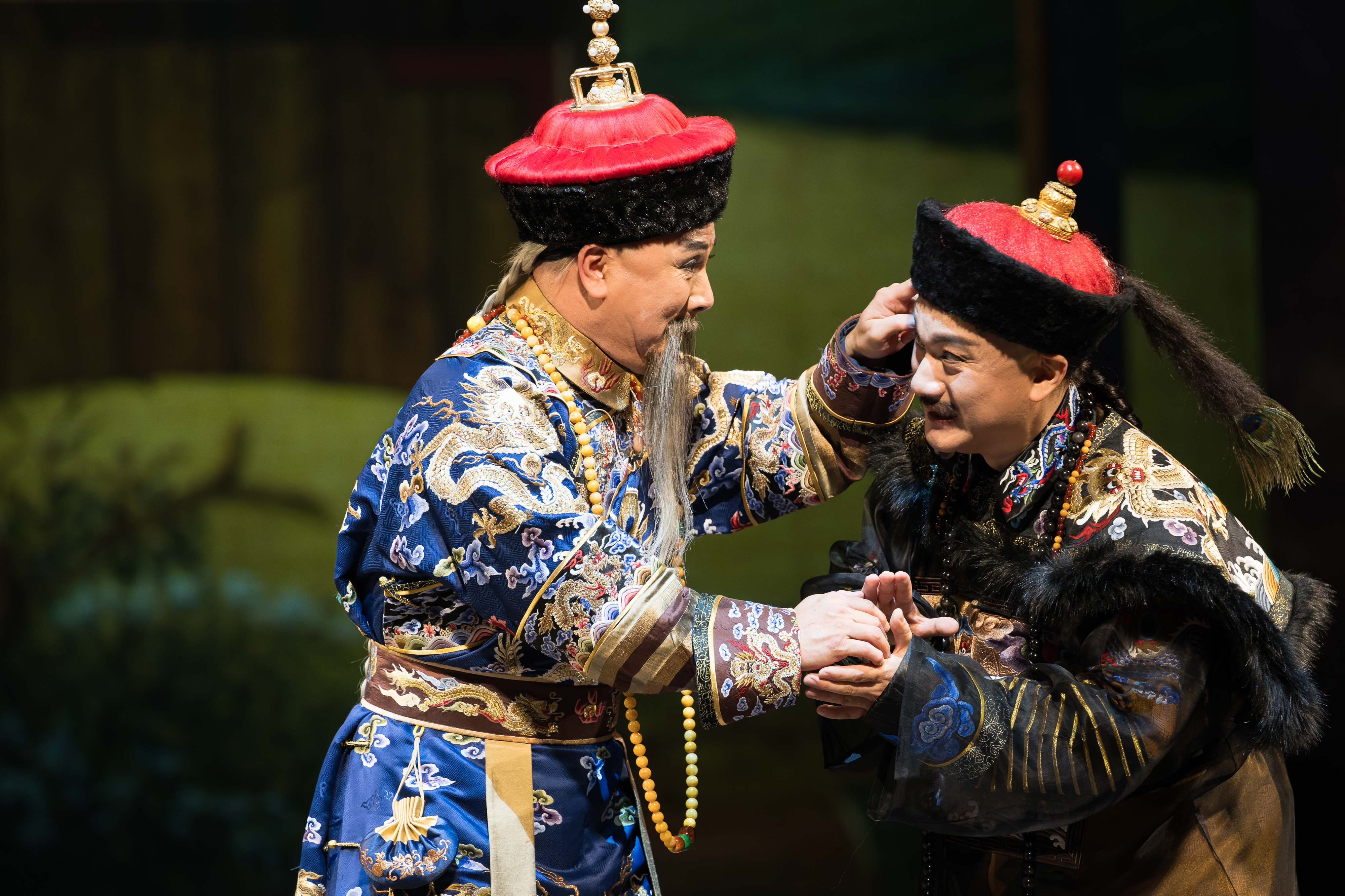 不同於過往將和珅簡化為貪官形象，本劇深入挖掘其博學多才、機敏多面的人格特質，展現乾隆對和珅惺惺相惜的複雜情感與政治心機。