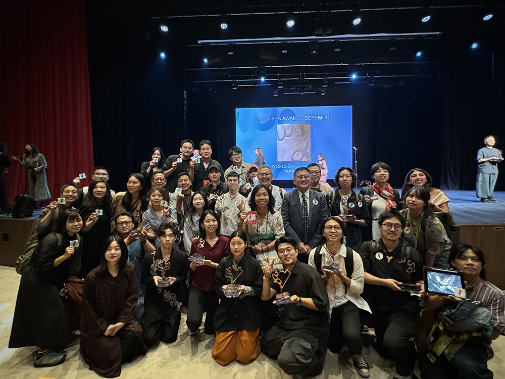 驻杜拜台北商务办事处处长陈俊吉处长(第二排右四)、OISTAT国际剧场组织执行长魏琬容(第二排右二)率领台湾入围及获奖者合影。