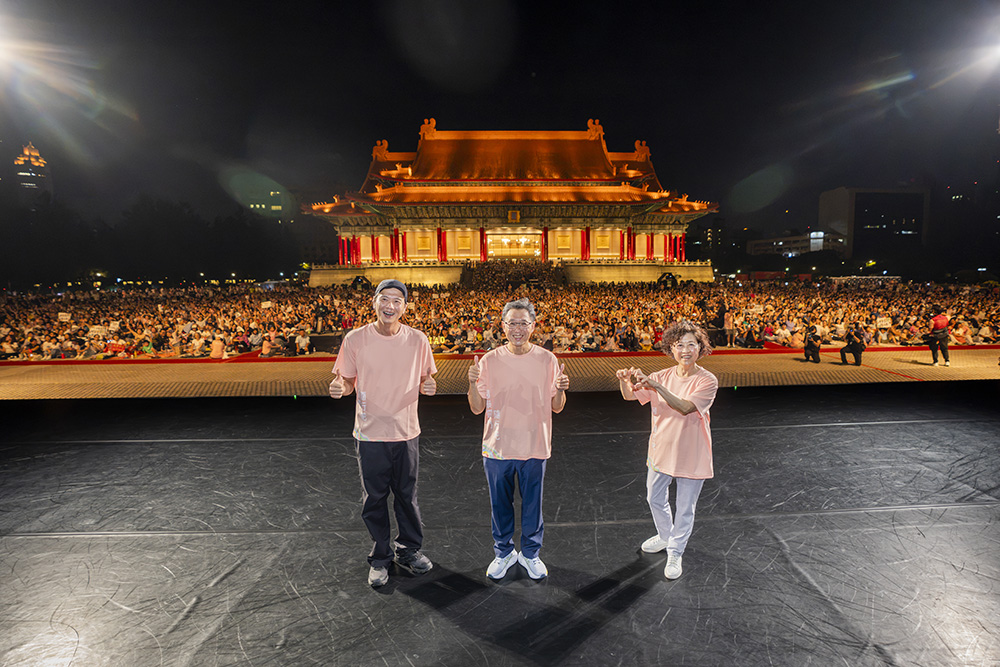 國家兩廳院藝術總監邱瑗(右)、國泰人壽總經理林昭廷(中)與雲門舞集藝術總監鄭宗龍(左)共同登台,與現場萬名觀眾合影。