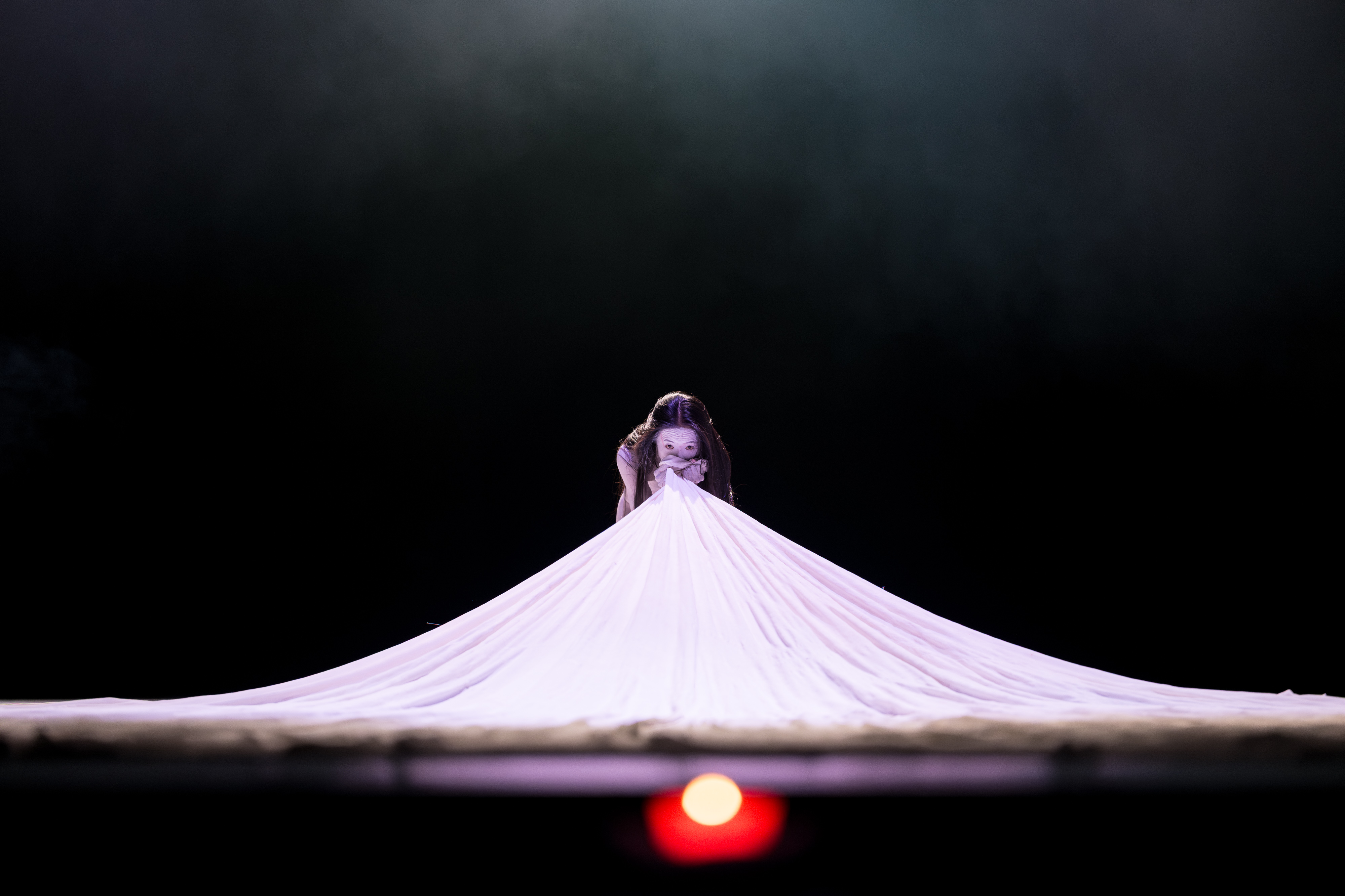 《潮》2017年於國家戲劇院首演，睽違八年，編舞家林麗珍思索後再出發，帶領以常民儀式風格享譽國際的無垢舞蹈劇場，推出2025年全新製作。