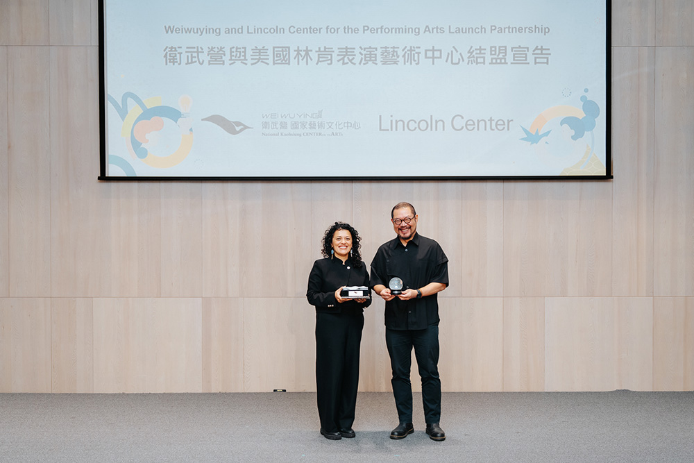 衛武營和紐約林肯中心宣告結盟，（左起）林肯中心埃倫克蘭茨首席藝術長珊塔．泰克和衛武營藝術總監簡文彬交換禮物。