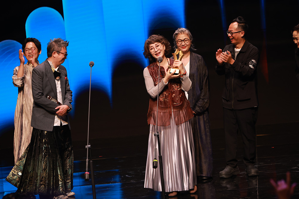 莎士比亞的妹妹們的劇團魏海敏✕王嘉明《女王的名字》拿下最佳戲劇獎。
