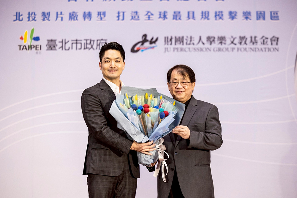 藝術總監朱宗慶（右）代表樂團致贈鼓棒花，與台北市市長蔣萬安（左）合影。