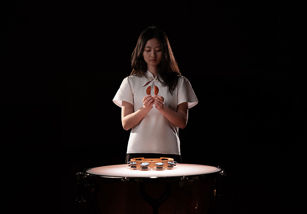 魏慎柔演出《擲筊》。