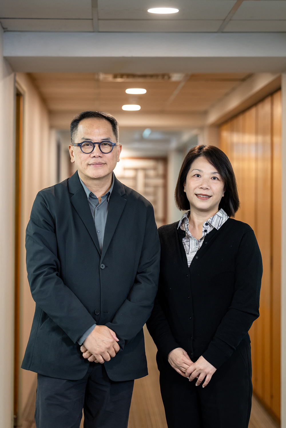 国艺会董事长彭俊亨（左）与新任执行长鄢继嫔（右）。