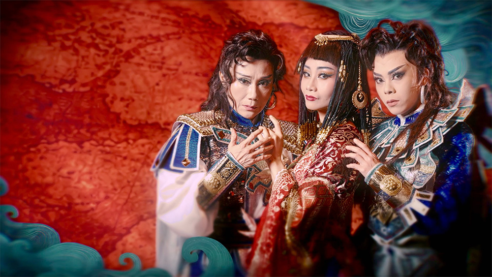 郭春美（左一）飾演充滿悲劇英雄色彩的戰神安敦寧；孫凱琳（右一）則挑戰歷史中的屋大維。東方伽羅女王，則由當家小旦簡嘉誼（中）大膽詮釋。
