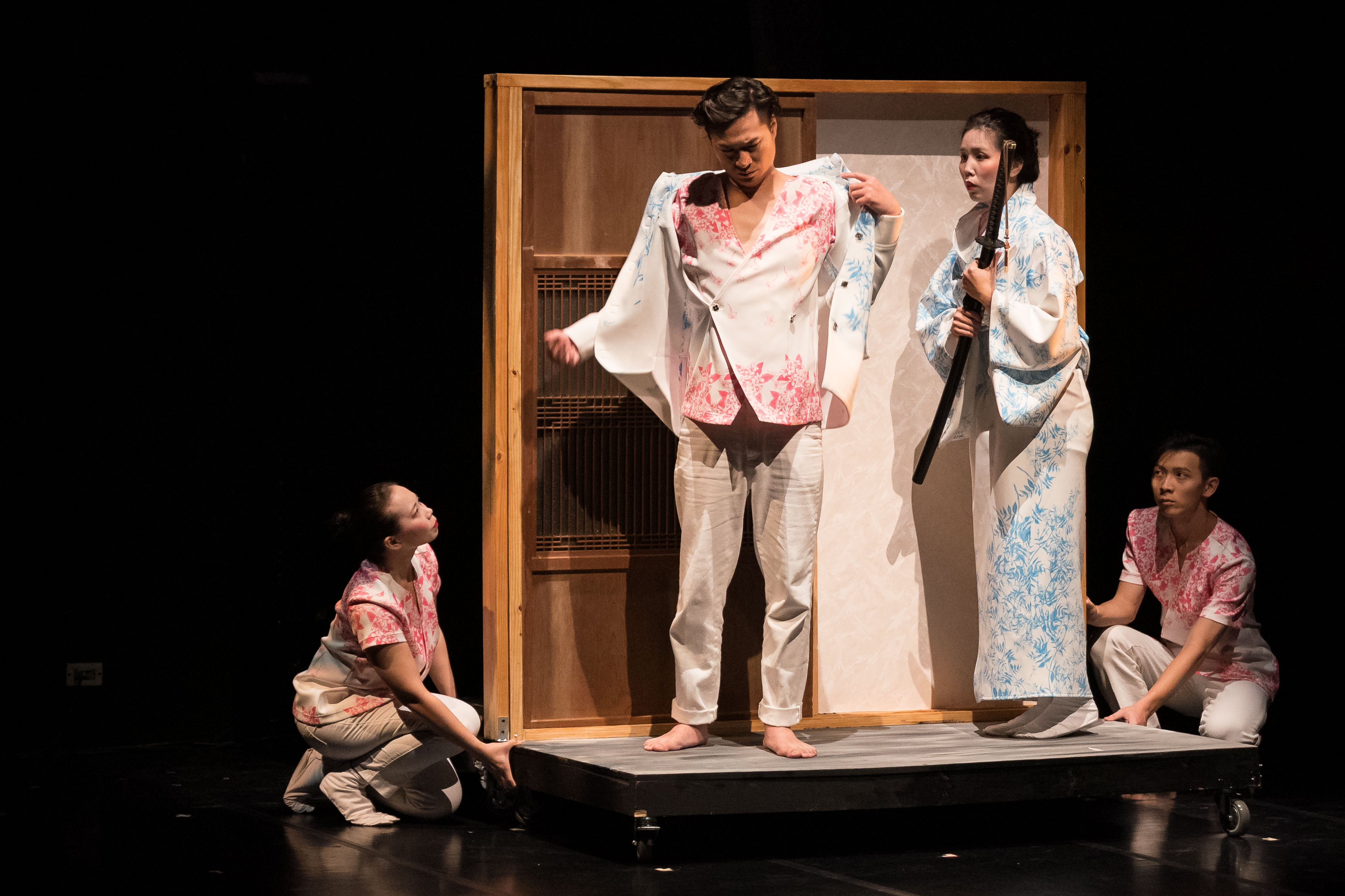 《憂國》2018年首演至今的七年間，世界歷經民主與人權議題抗爭、全球疫情衝擊與餘波、戰爭陰影延續等，期待觀眾再次藉由劇場，與三島展開跨越時代對話，並進一步思考。圖為《憂國》2018年首演劇照。