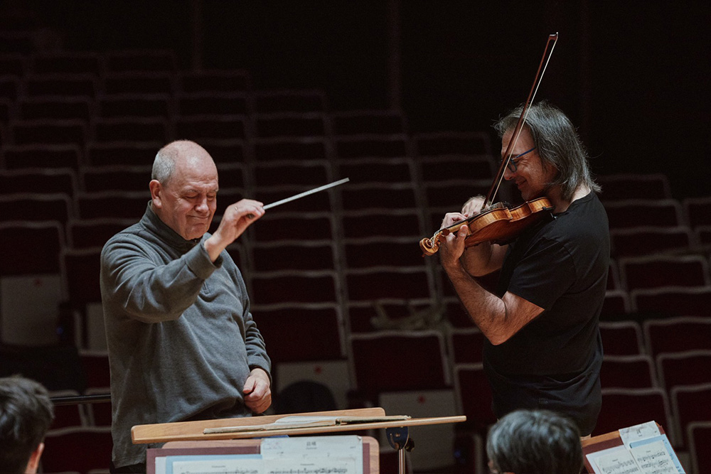 客席指揮葛拉夫(左)與小提琴家卡瓦科斯(右),為來台巡演進行排練。