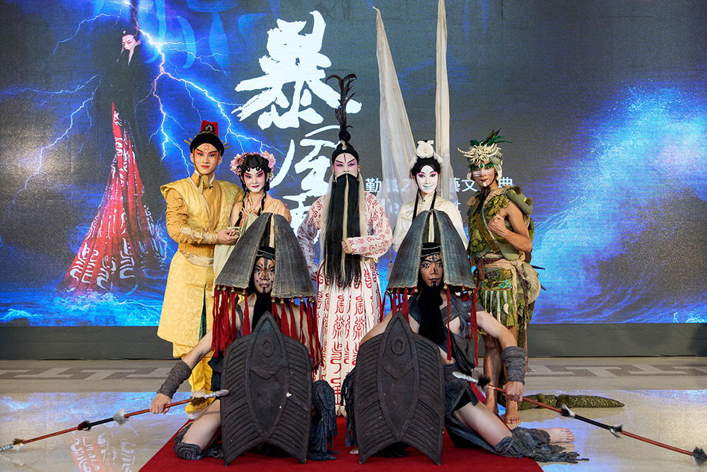 《暴风雨》宣告记者会，导演兼主演吴兴国（中）与众演员合影。