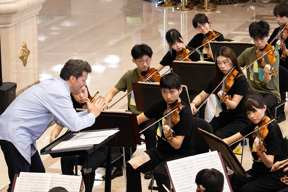 賽門．貝爾納迪尼率領柏林愛樂團員與NSYO學員並肩彩排。