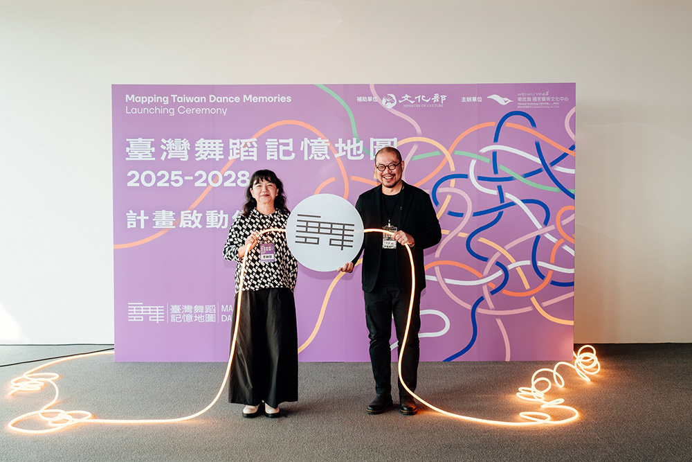文化部次長李靜慧(左)與衛武營藝術總監簡文彬(右)宣布「臺灣舞蹈記憶地圖」計畫啟動。
