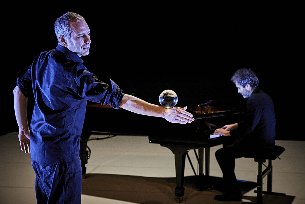 2026 NTT Arts NOVA《Piano piano》由法國藝術家雅德里安.孟朵與音樂家大衛.巴賓攜手演出,鋼琴音樂結合即時影像與雜技表演,交織出充滿詩意的法式浪漫。