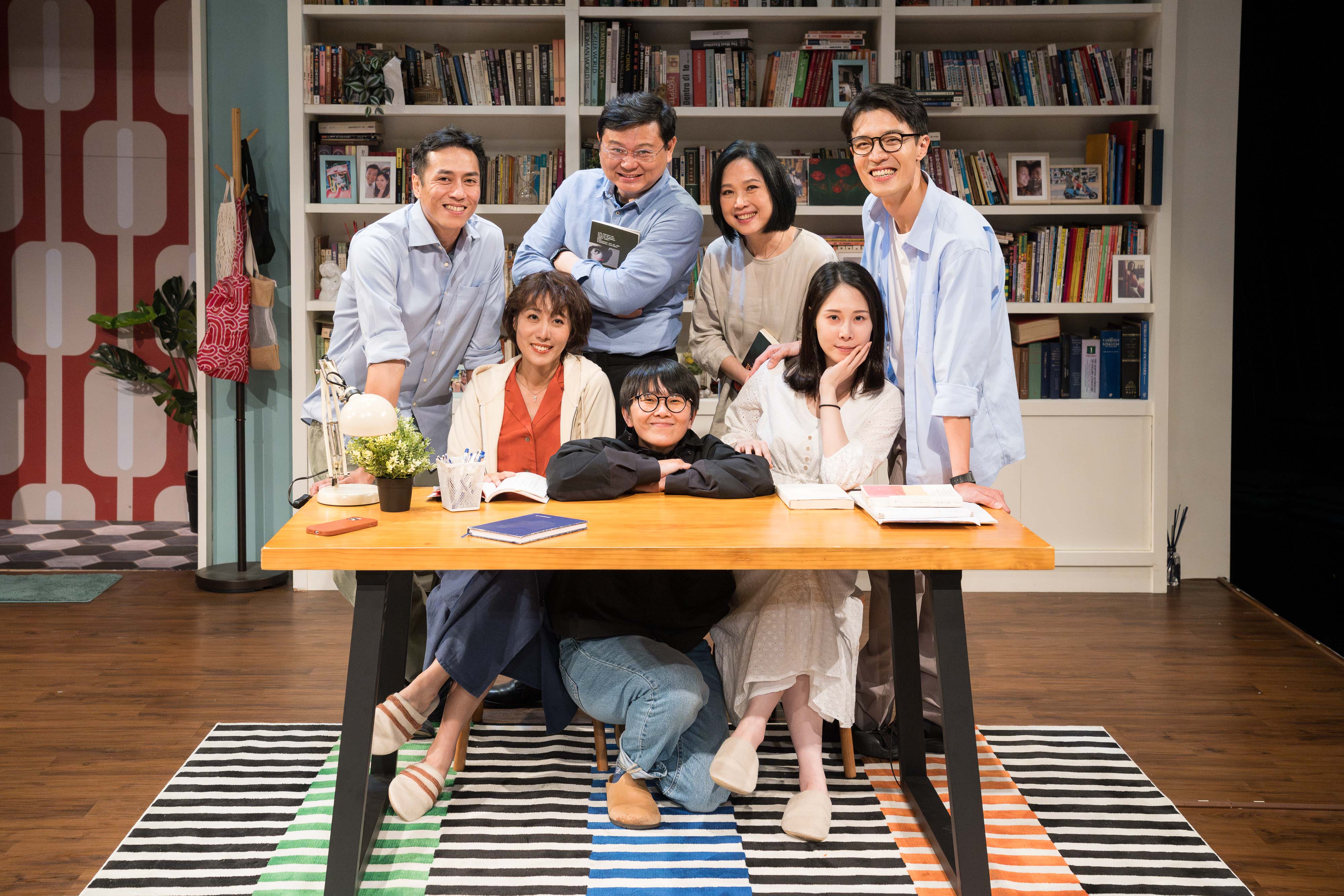 鄧惠文同名作品《婚內失戀》由劇場編導吳維緯（前排中）改編，以木婚、水晶婚、銀婚3對不同婚齡夫妻為骨架，聚焦婚姻中長時間面對同一個人與日常瑣事所累積的情緒變化，揭示那些因時間推移而悄然轉折的感受。