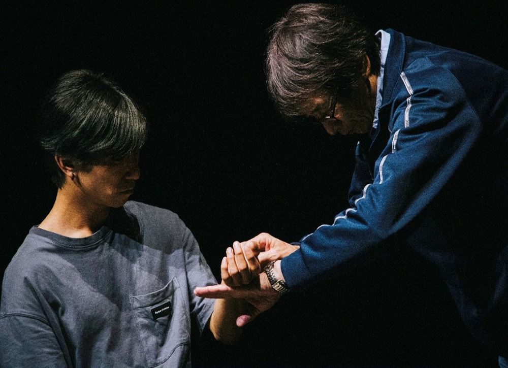 本作品於2024年在大阪首演，此次以全新導演構想重新呈現。由一位曾長年擔任精神科居家訪視護理師的父親，以及身為演員的兒子共同演出。